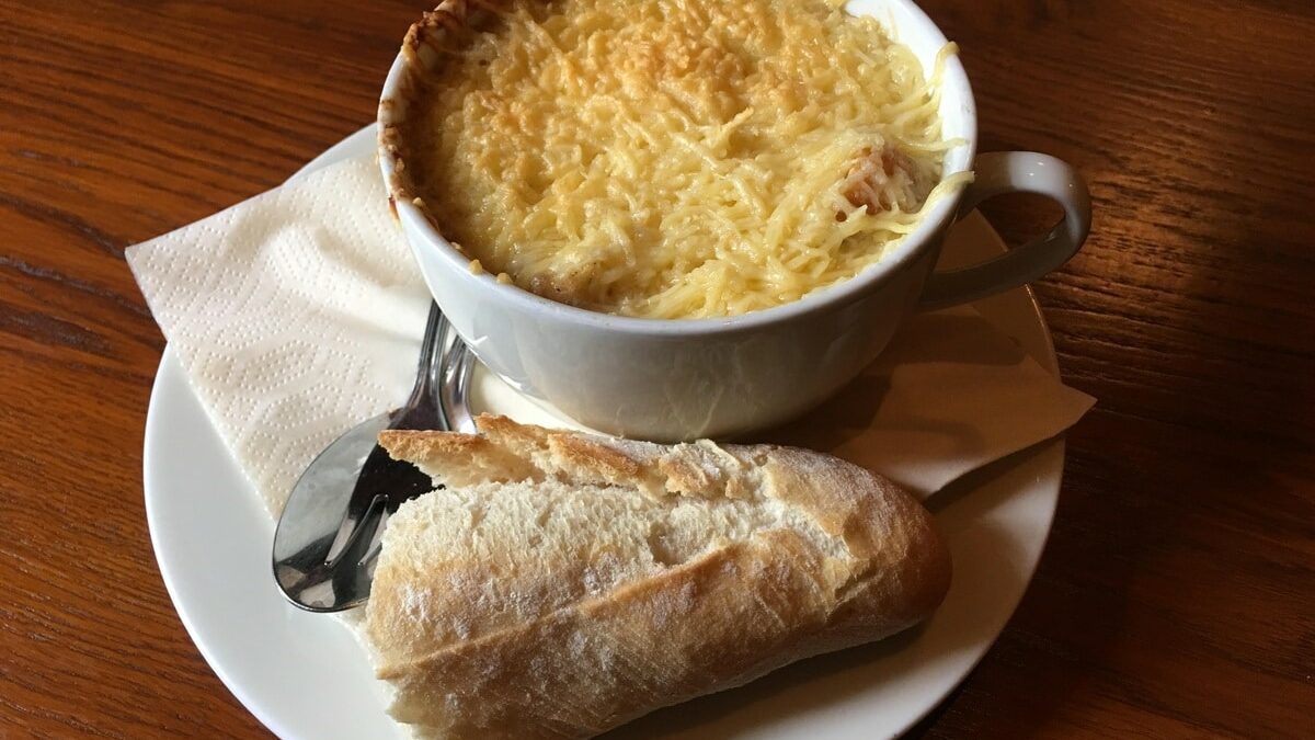Знаменитый французский суп с луком и хрустящими сырными палочками