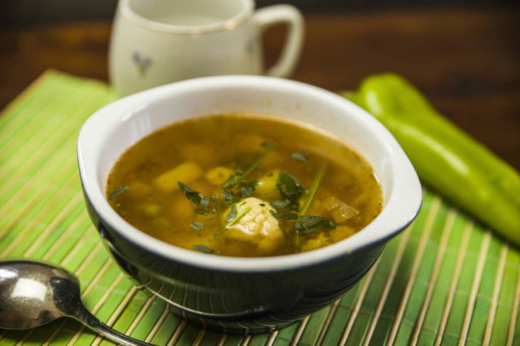 Гороховый суп с куриными крылышками и яйцом