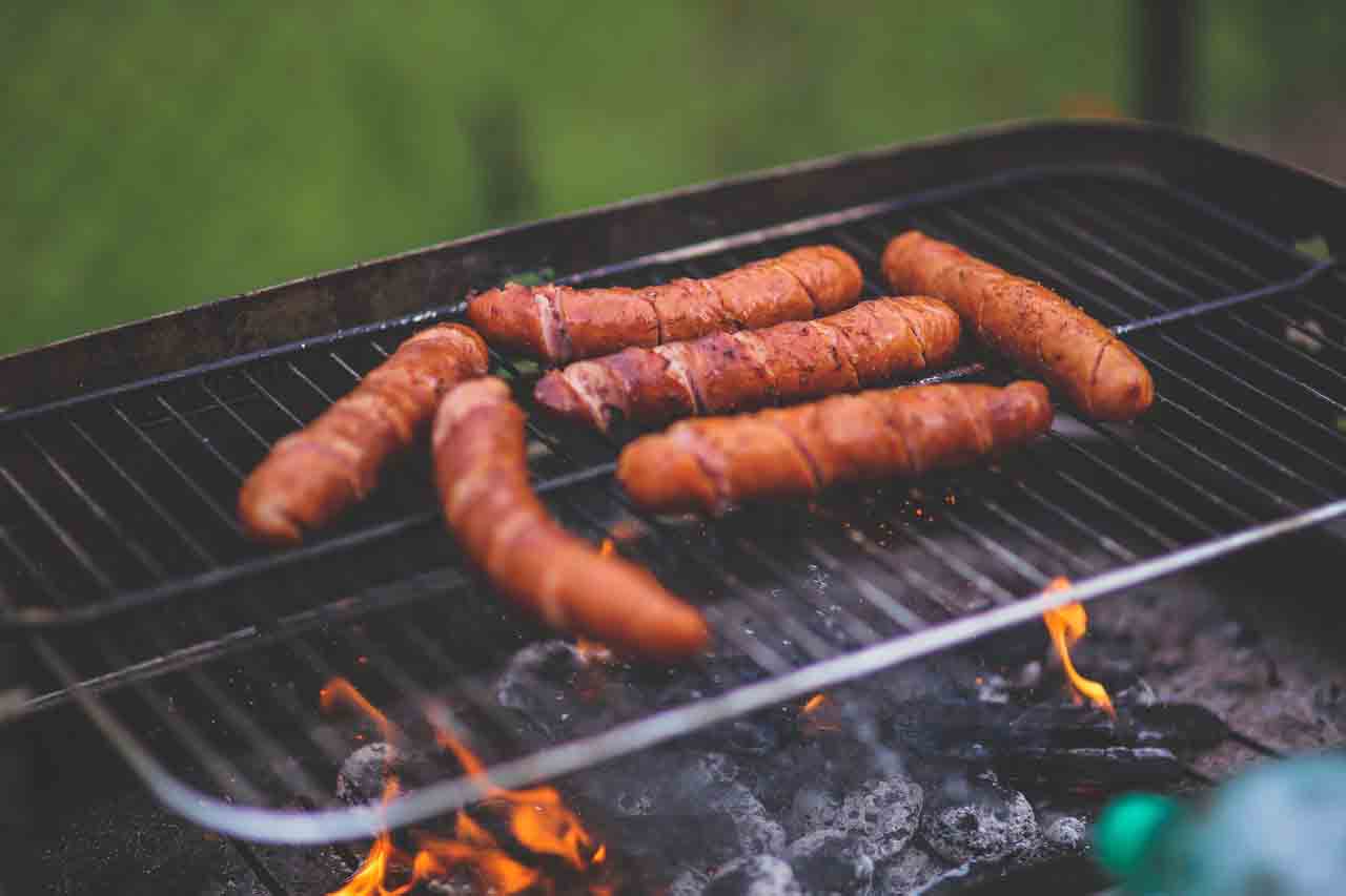 Салат с охотничьими колбасками и маринованными огурцами