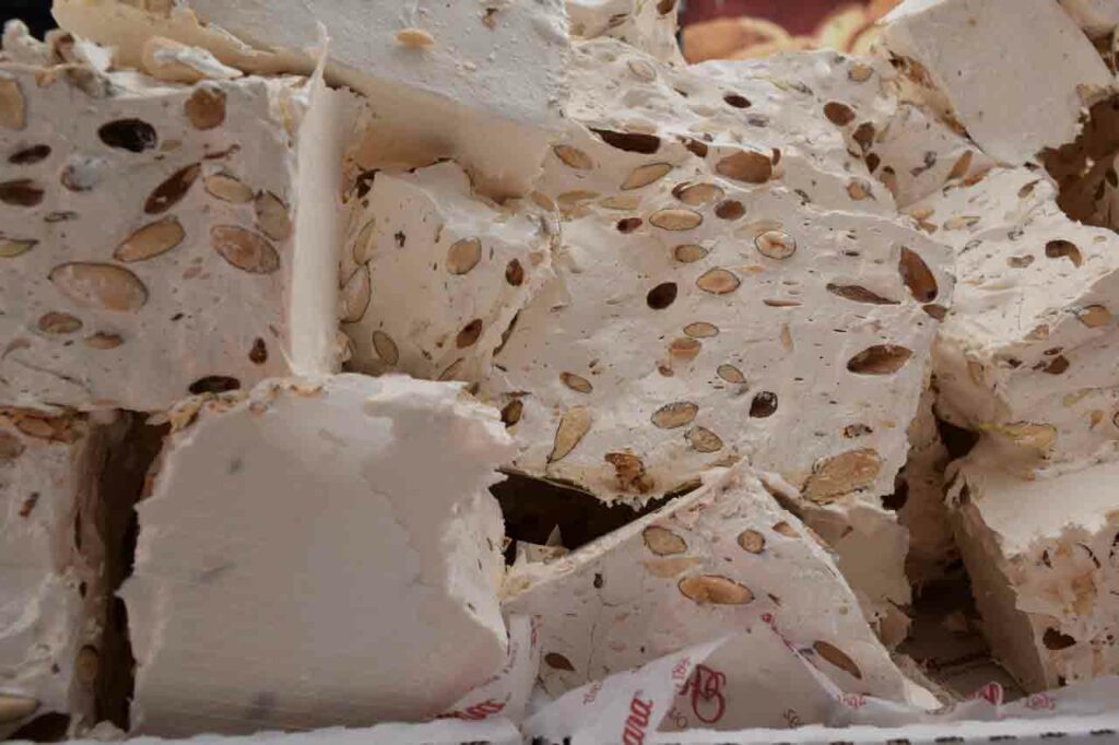 Нуга по-домашнему с медом и орехами