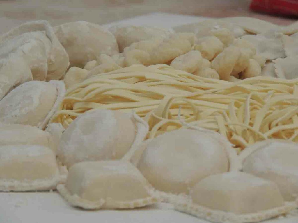 Домашние пельмени с куриным фаршем и сушеными грибами
