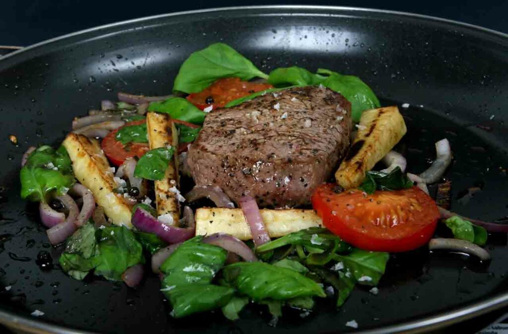 Салат с говядиной, свеклой и зернами граната