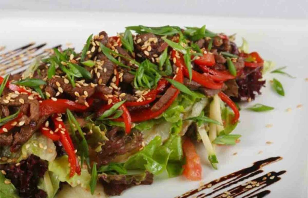 Тайский Салат С Говядиной, Сладким Перцем И Кунжутом