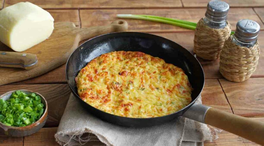 Картофельная «запеканка» на сковороде с курицей и сыром