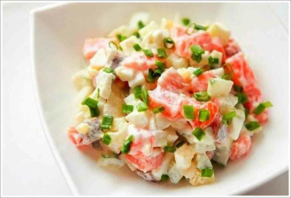 Салат с копченой рыбой и рисом