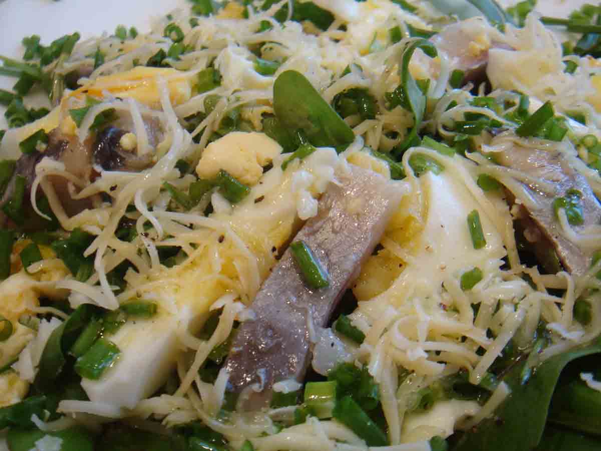 Салат с сельдью, сыром и перепелиными яйцами