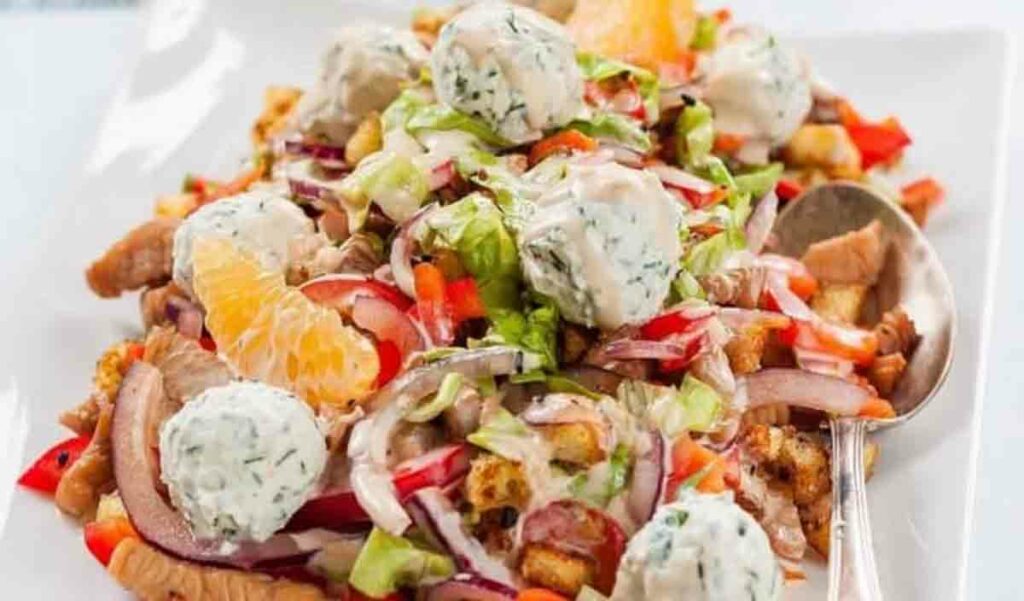 Праздничный салат с сырными шариками