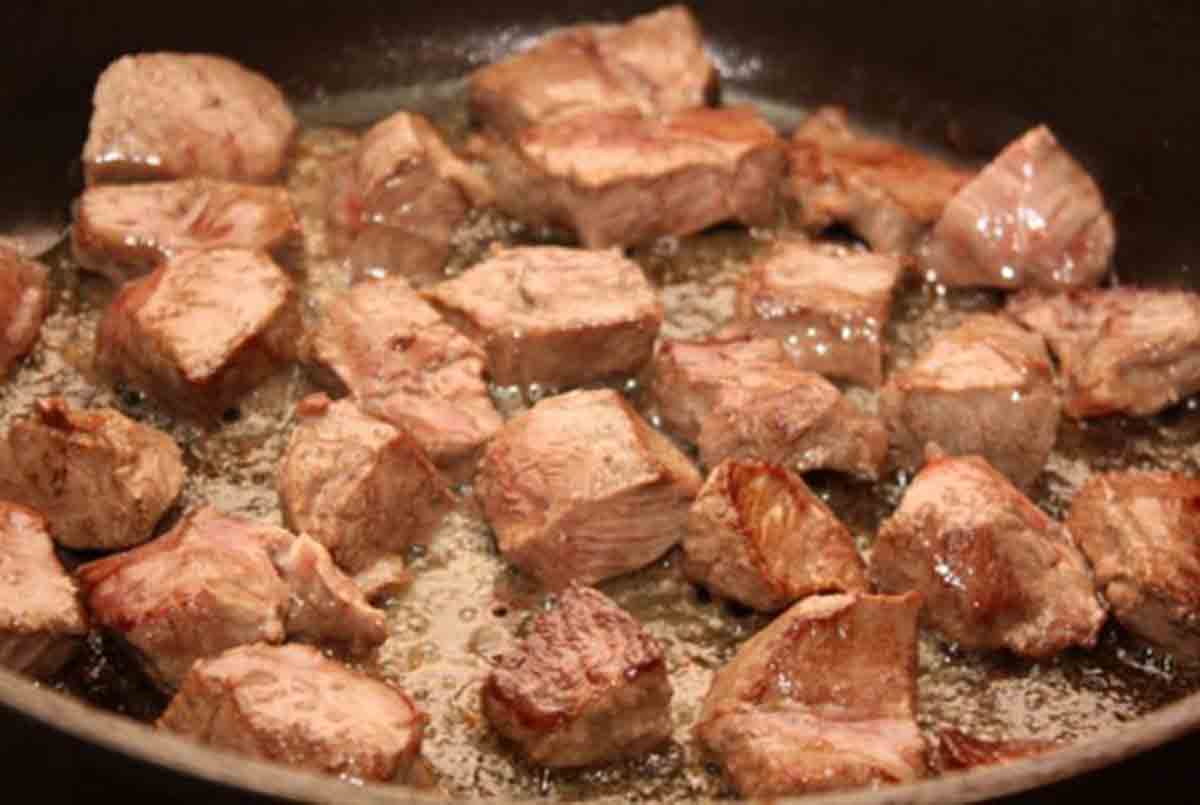 Сколько жарить кусочки филе. Жареный кусок свинины на сковороде. Свинина кусочками на сковороде. Свинина жареная кусочками. Жареная свинина на сковороде кусочками.