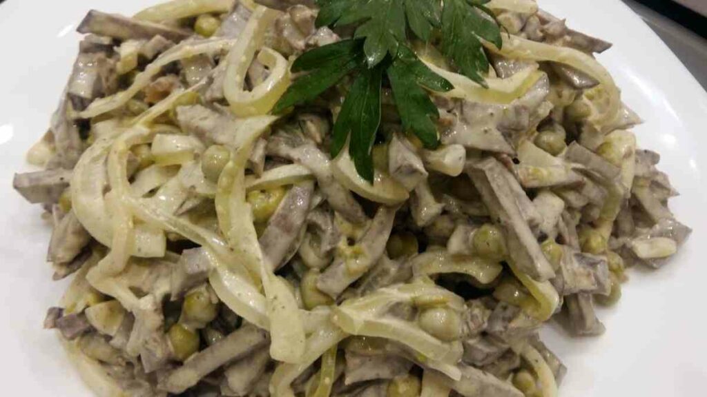 Сытный салат из говяжьего сердца