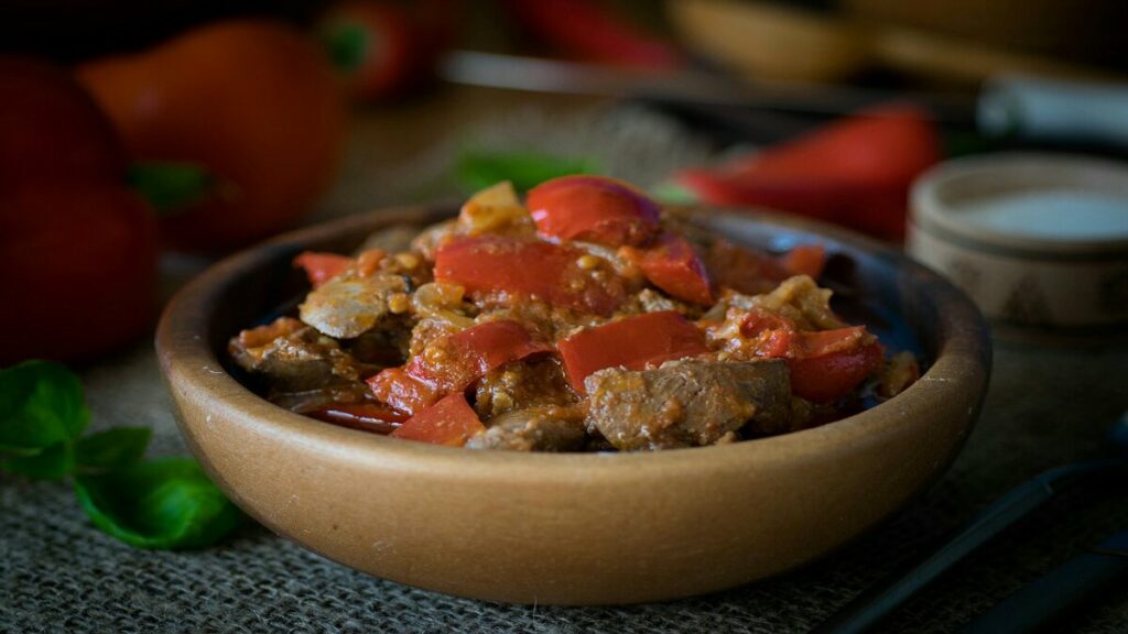 Печеночный салат с солеными огурцами