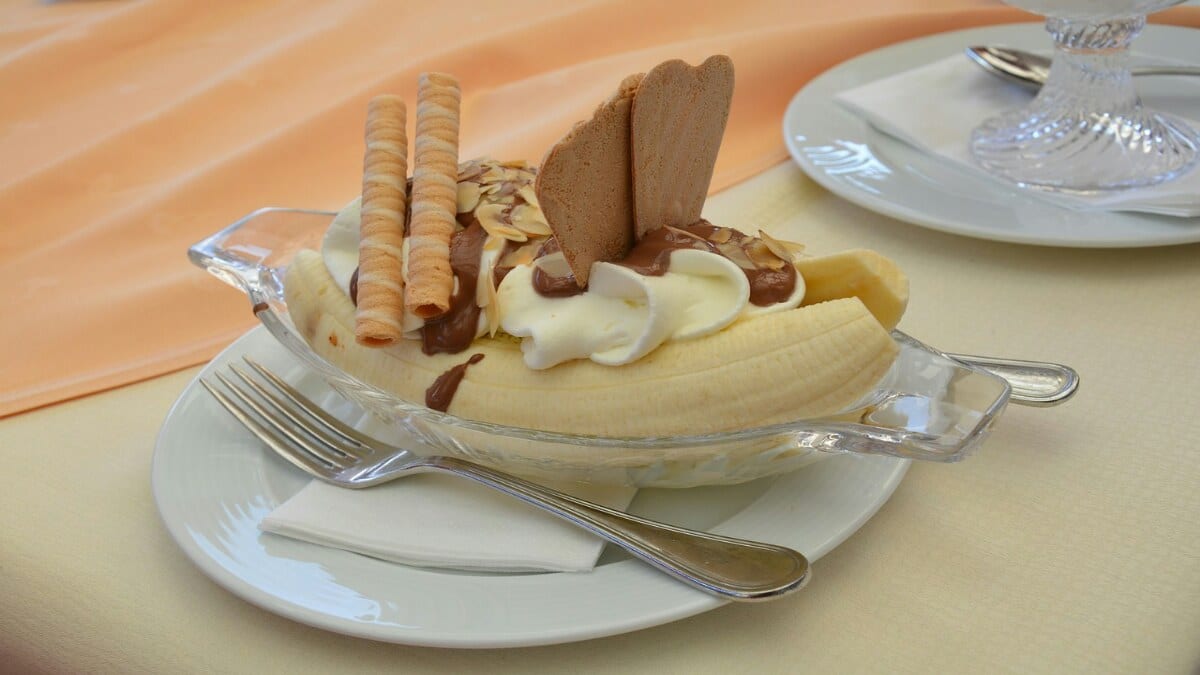 Десерт из сметаны и банана