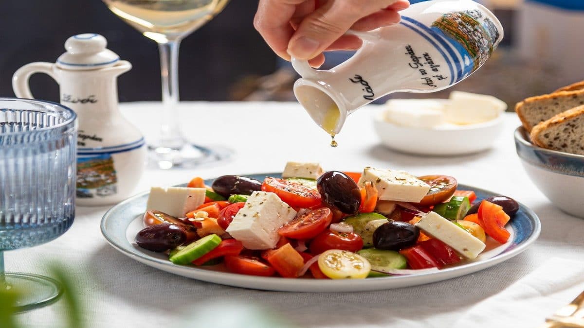Летний греческий салат с грибами