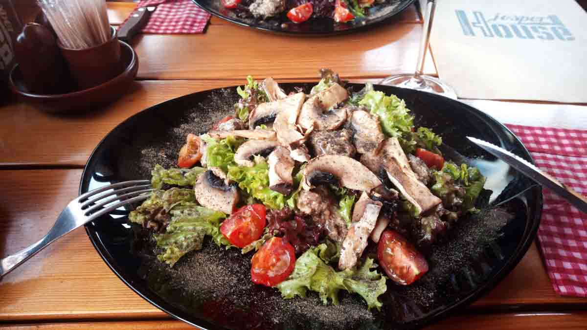 Мясной салат с грибами и луком 