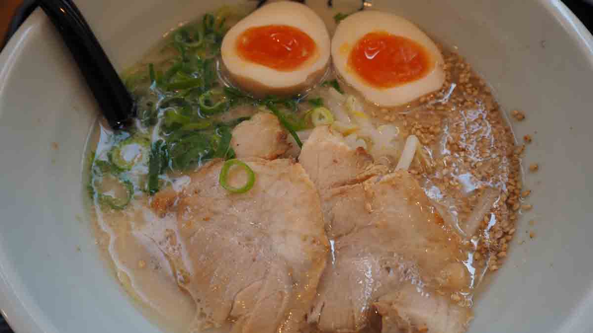 Суп из курицы с добавлением горошка и яйца