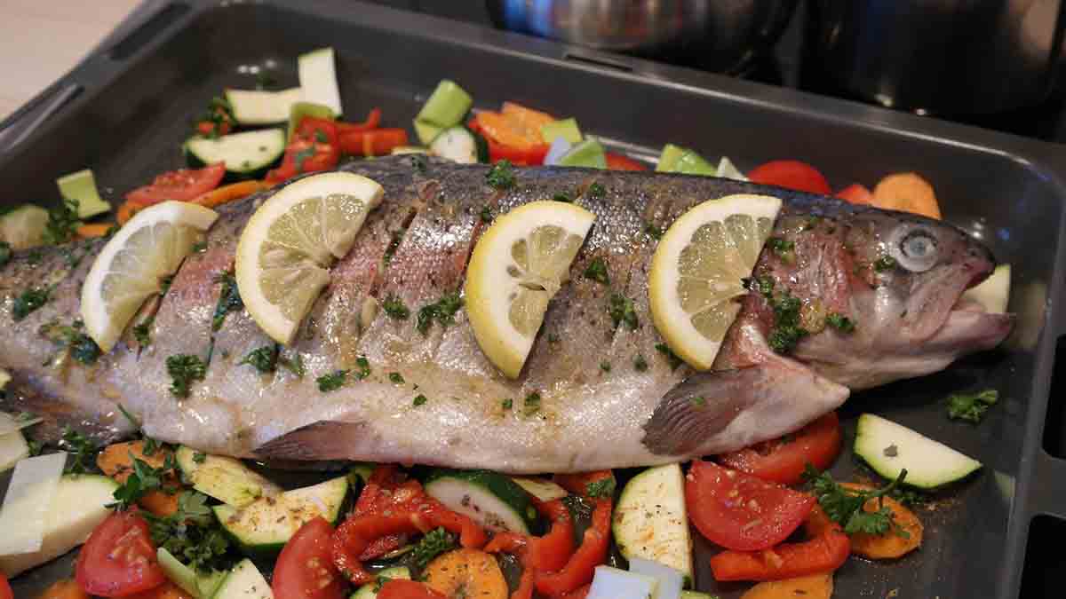 Вкусная рыба по-домашнему с рисом и овощами