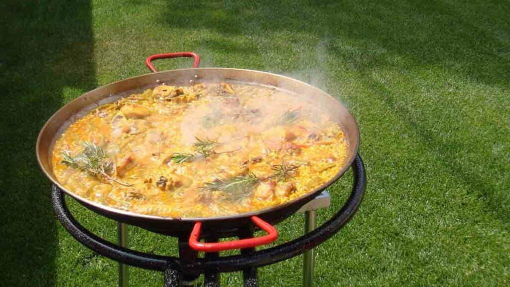 Запеченный кролик в нежном соусе из сметаны с помидорами