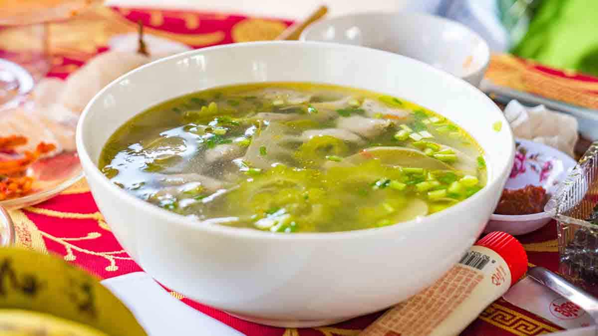 Наваристый рисовый суп с шампиньонами, зеленью и сливками