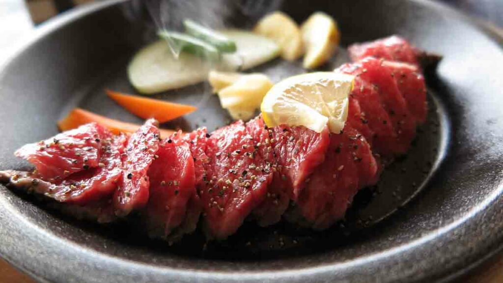 Нежные говяжьи медальоны с клубникой и персиком 