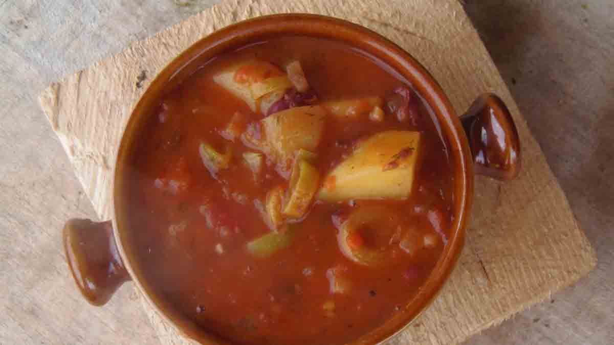 Острый томатный суп с рожками и курицей