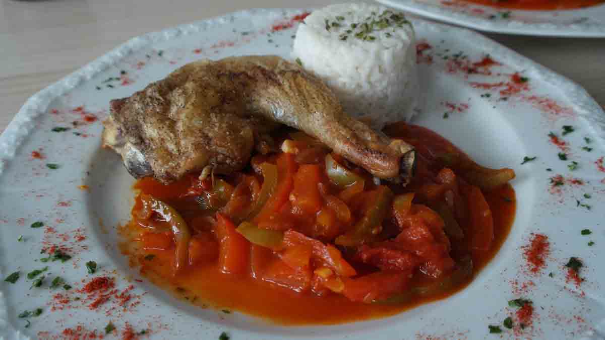 Тушеные куриные окорочка с паприкой и рисом в томатном соусе