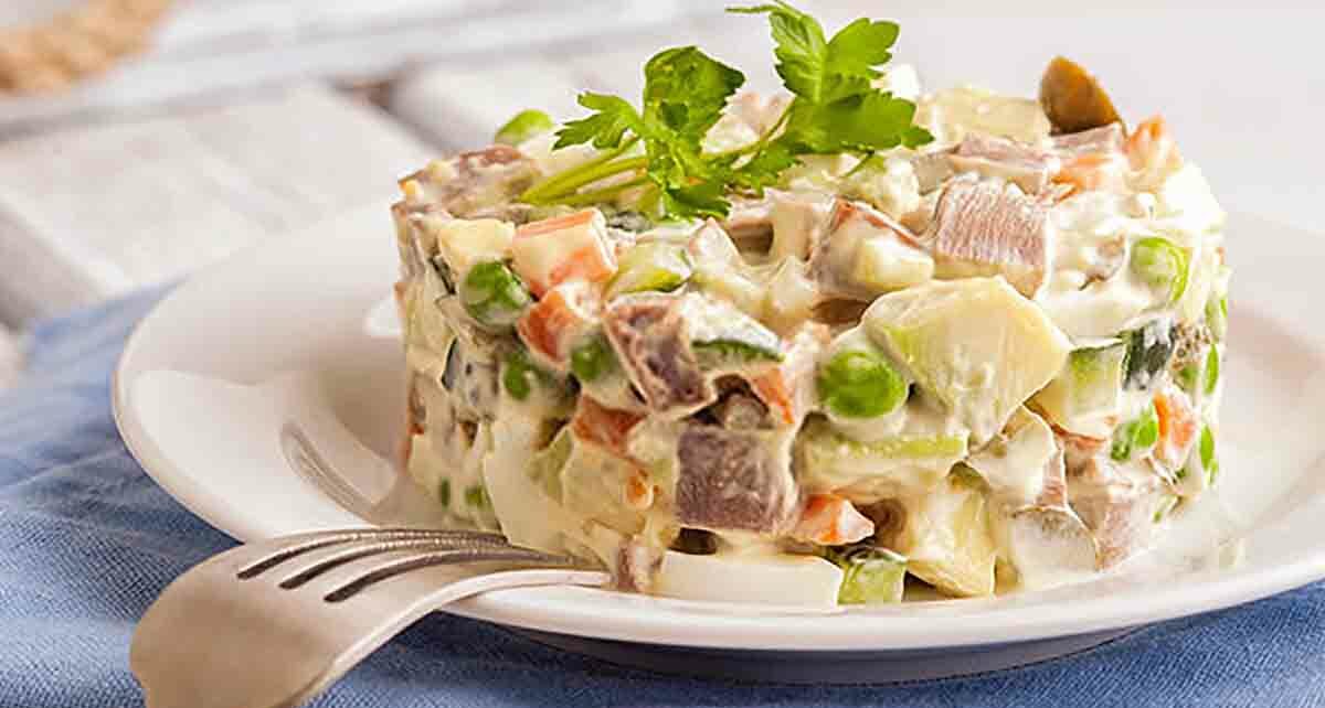 Вкусный салат с картофелем, маринованными огурцами и яблоками 