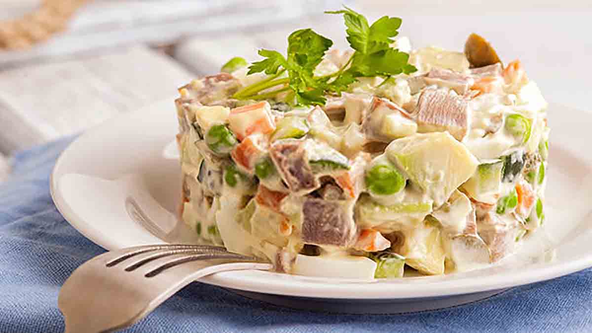 Вкусный салат с картофелем, маринованными огурцами и яблоками 