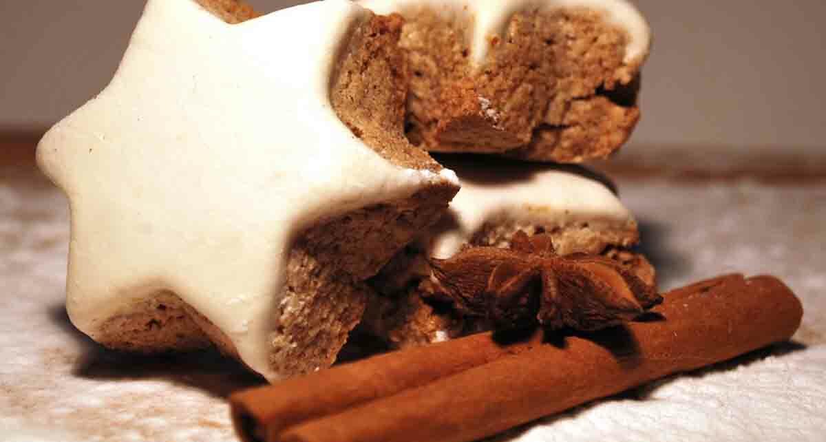 Воздушные шоколадные пирожные со сливками и медом 