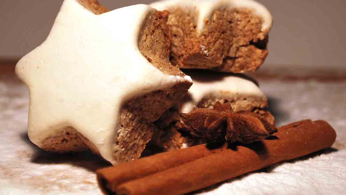 Воздушные шоколадные пирожные со сливками и медом 