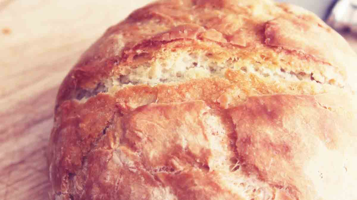 Легкая буханка белого хлеба