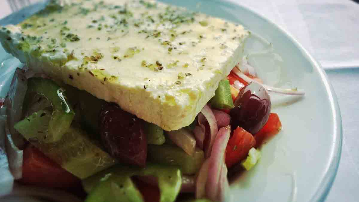 Запеченный салат с сыром фета
